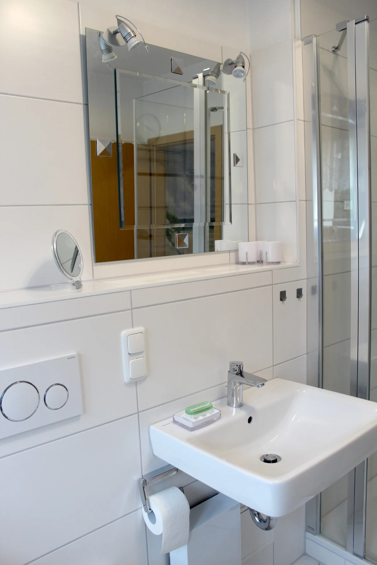 Badezimmer mit Dusche und Waschbecken