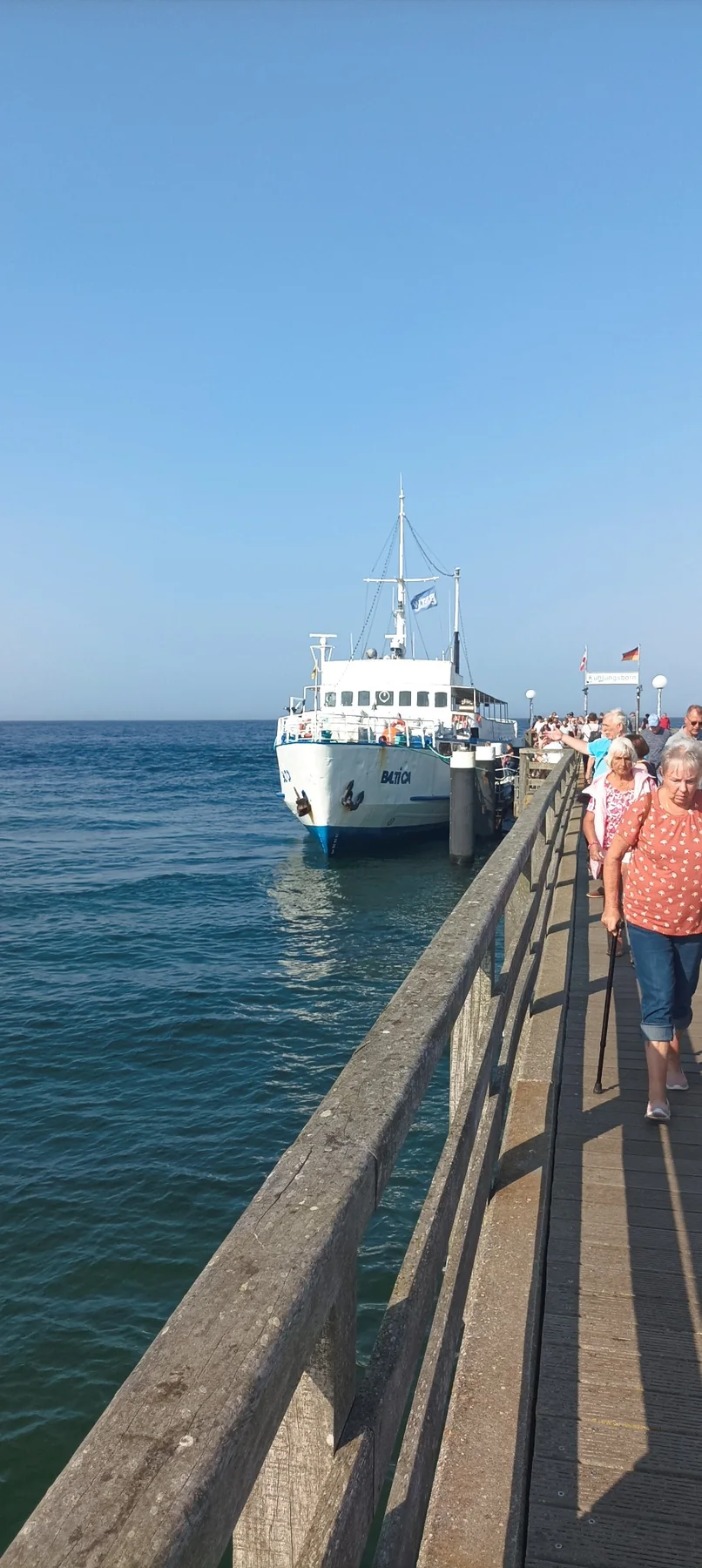 Blick von der Seebrücke auf die Ostsee mit Besuchern